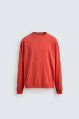 Sudadera de cuello redondo y manga larga, con ajuste regular y efecto lavado. Presenta acabados en rib en puños y ruedo, confeccionada en tejido de algodón con interior de rizo.