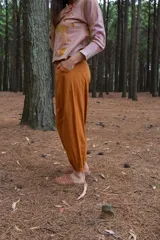 Pantalón tipo babucha color camel, con cintura y puños elastizados, bolsillos delanteros y confeccionado en 100% algodón.