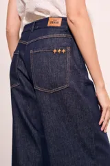 Pantalón jean azul oscuro de corte wide leg y tiro medio.