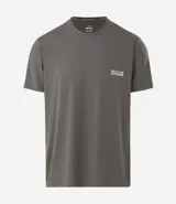 Remera deportiva de hombre con tecnología Dry, confeccionada en poliamida y elastano. Presenta un diseño de corte regular, cuello redondo, manga corta y estampa lettering pequeña en el pecho con la frase Seeking my highs.