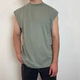 Musculosa de corte oversize, color blanco, con cuello redondo y sisas amplias.