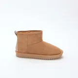 Botas cortas de estilo casual en color marrón, confeccionadas en ante sintético con interior forrado en piel sintética para mayor calidez. Presentan una suela plana de goma con relieve dentado y un tirador en la parte trasera.