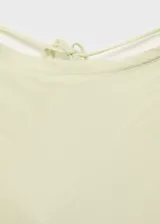 Vestido midi color amarillo pálido, de corte recto y sin mangas, con cuello redondo y efecto arrugado.