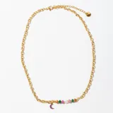 Collar de cadena dorada con dije de luna esmaltada en color violeta y un conjunto de cuentas de colores (rosa, verde, naranja) y una perla blanca en el centro.