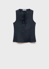 Top sin mangas con cuello redondo y detalle de lazos frontales. Presenta un diseño entallado con efecto denim.