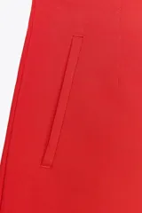 Bermuda roja de tiro alto con bolsillos delanteros de vivo y cierre lateral con cremallera oculta.