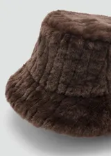 Gorro tipo bucket de efecto pelo color marrón, con forro interior de algodón.