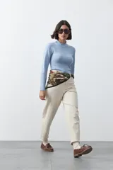 Pantalón de tiro alto con silueta barrel, de calce relajado con volumen en las piernas y ajuste hacia el ruedo. Confeccionado en tejido de algodón con elastano.