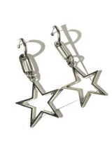Aros colgantes de acero quirúrgico con diseño de estrella calada y eslabón tipo cadena.
