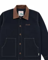 Campera estilo workwear de color azul oscuro, confeccionada en canvas resistente con interior de corderito sherpa. Presenta cuello de pana en color marrón, cierre frontal con botones metálicos color cobre, dos bolsillos frontales amplios y bordado de la marca en el pecho.