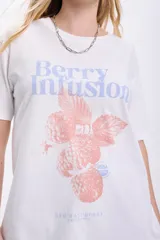 Remera blanca de algodón con estampado de flores rosadas y texto en celeste.