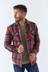 Sobrecamisa de viyela a cuadros rojos y azules con interior capitoneado, corte regular, manga larga, cierre con botones, bolsillos frontales y logo en grifa de cuero.