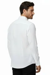 Camisa de lino y algodón color blanco, con cuello camisero, manga larga y cierre frontal de botones.