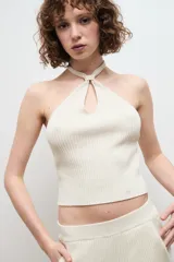 Top halter negro de punto acanalado con cuello halter y abertura en forma de gota en el centro del pecho.