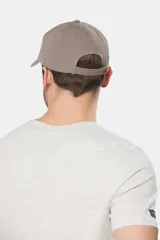 Gorro de lona color gris con visera y logo bordado en el frente.