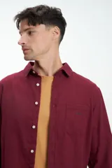 Camisa de manga larga azul confeccionada en tela 100% algodón. Bolsillo en pecho y botones personalizados. Calce clásico. Tela simil paño.