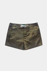 Short de baño verde oliva con cintura fija, bolsillo lateral con cierre y cordón circular bicolor.