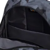 Mochila Caterpillar modelo Benson Backpack, color gris y negro con estampado geométrico de camuflaje, compartimento principal con cierre de cremallera, bolsillo frontal, bolsillos laterales de red y asa superior.