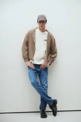 Pantalón de jean celeste de corte recto.