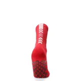 Medias deportivas de caña media color rojo, con tecnología antideslizante en la planta del pie y detalle de logo bordado en el lateral.