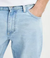 Pantalón de jean masculino marca Blue Steel, modelo super skinny, de color azul claro con efecto lavado. Cuenta con cierre de botón y cremallera, y bolsillos funcionales.