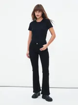 Pantalón jean estilo oxford color negro, de tiro medio con bolsillos delanteros y traseros.