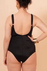 Malla entera con diseño color block en blanco y negro, escote cruzado, breteles finos regulables y espalda entera. Confeccionada con tela que contiene fibra LYCRA® XTRA LIFE™.