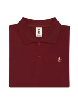 Chomba entallada de piqué color borgoña, 100% algodón, con cuello clásico y tapeta de dos botones. Logo bordado en dorado en el pecho.