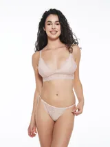 Bralette de encaje con diseño triangular, sin aros, con breteles finos ajustables y banda inferior de encaje festoneado.