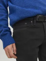 Jean slim de tiro bajo con diseño clásico de cinco bolsillos y cierre con botón. Confeccionado en tejido super stretch para mayor flexibilidad y comodidad.
