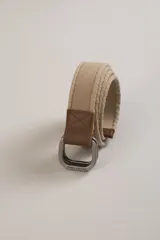Cinturón de tela color beige con hebilla metálica doble cuadrada y aplique de cuero marrón.
