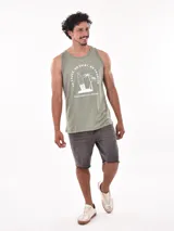 Musculosa blanca con estampado de una tabla de surf en la playa.