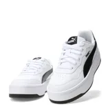 Championes urbanos Puma modelo Court Lally Skye, de diseño tipo plataforma. Presentan una base blanca con detalles en negro en el lateral y el talón, con el logo de la marca visible en el lateral y la lengüeta.