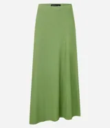 Pollera midi evasé color verde oliva, confeccionada en tejido rib con viscosa certificada y bajo asimétrico.