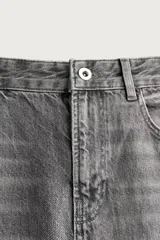 Jeans flare fit de denim de algodón en color celeste con lavado efecto desgastado. Presentan diseño de cinco bolsillos, tiro medio, cierre frontal con cremallera y botón, y bajo con acabado irregular.