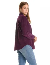 Camisa de pana marca Dash, color violeta, con cuello clásico, cierre frontal de botones y un bolsillo aplicado en el pecho.