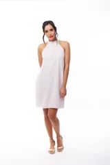 Vestido corto color rosa pálido, con cuello halter y corte recto.