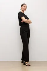 Pantalón sastrero de corte recto en color negro, con trabillas para cinturón y bolsillos laterales.