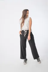 Pantalón verde de morley, corte recto y bolsillos laterales.