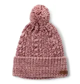 Gorro de punto con diseño de trenzas, color rosado con detalles jaspeados en tono bordó. Cuenta con un pompón superior, borde doblado y parche de cuero sintético con logo de la marca.