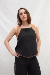 Top negro de lino con breteles anchos color camel y ruedo con costura a contratono.