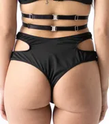 Pantie negro con aberturas laterales y tiras con hebillas plateadas.