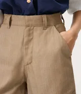 Short midi de sastrería marca Marfinno, color tostado, con cintura sastrera con pasadores, pinzas delanteras, bolsillos laterales y cierre frontal con gancho.