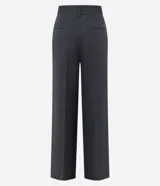 Pantalón de sastrería de corte recto y tiro alto, con diseño de pierna ancha, trabillas en la cintura, cierre frontal con botón y cremallera, y bolsillos laterales con costuras verticales.