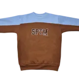 Buzo marrón y celeste de felpa con cuello redondo y mangas largas. Estampado con letras blancas en el pecho.