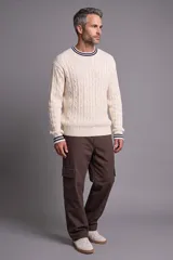 Pantalón cargo baggy color marrón, de corte holgado, con múltiples bolsillos utilitarios en los laterales y cierre frontal.