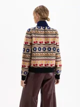 Cardigan de tejido jacquard con diseño estampado de cerezas y motivos geométricos. Presenta cierre frontal metálico, cuello alto y terminaciones en rib negro en puños y ruedo.