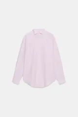 Camisa de manga larga confeccionada en hilatura con mezcla de algodón, con cuello solapa, bajo redondeado y cierre frontal oculto con botones.