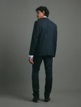 Saco sport de corte clásico, con cuello de solapa, cierre frontal de dos botones y bolsillos de ribete laterales.