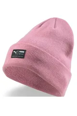 Gorro beanie de lana color rosado, con vuelta y parche rectangular negro con el logo de Puma en el frente.